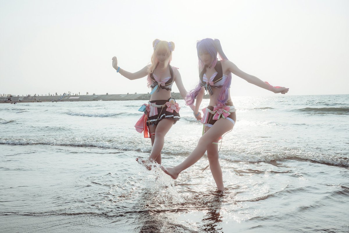 shika0108's tweet photo. 水遊び楽しいね！🏖️

桃鈴ねね：@rabbit_meow_
📷：Chin Sheng Yi

#hololive #ホロライブ #HololiveSummer #cosplay #コスプレ #TOWART #常闇トワ #ねねアルバム #桃鈴ねね #ねねねトワワ https://t.co/QKpDvSqZaP