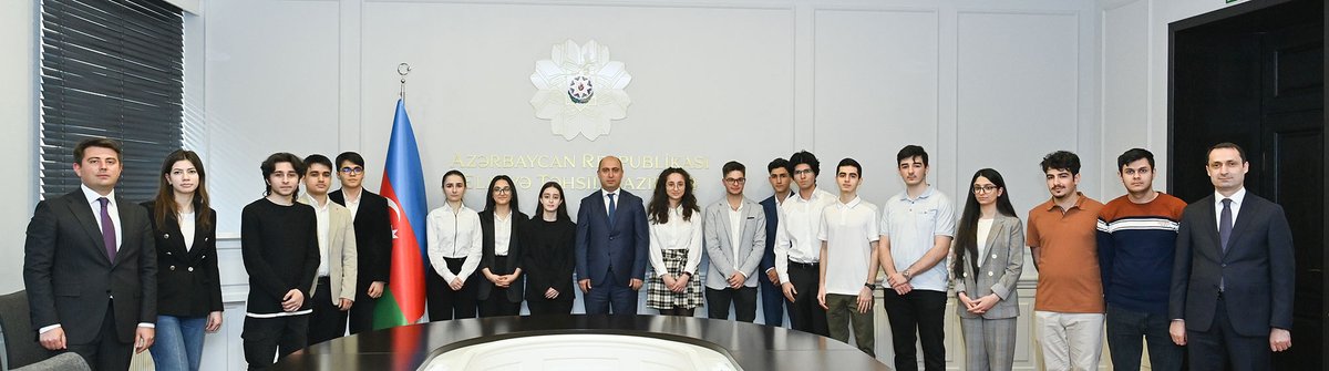 EminAmrullayev's tweet photo. Bu gün beynəlxalq və respublika fənn olimpiadalarının qalibləri, dünyanın nüfuzlu universitetlərinə qəbul olunan gənclərlə görüşdüm. Onlarla fikir mübadiləsi apardıq, həmçinin suallarını cavablandırdım və gələcək təhsil həyatlarında uğurlar arzuladım. https://t.co/FtuadU8dRS