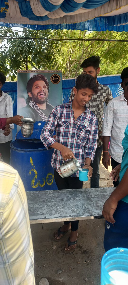 GedalaRamesh's tweet photo. Anna Birthday Celebration s in Ballary #AlluArjun https://t.co/xMzgoJLUg4