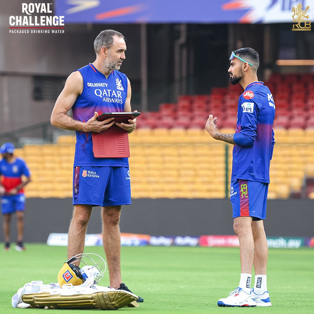 Royal Challenge Packaged Drinking Water Moment of the Day 📸

Regroup ✅
Strategize ✅
Execute ✅

Ready to take up the challenge! 👊

#PlayBold #ನಮ್ಮRCB #IPL2024 #Choosebold