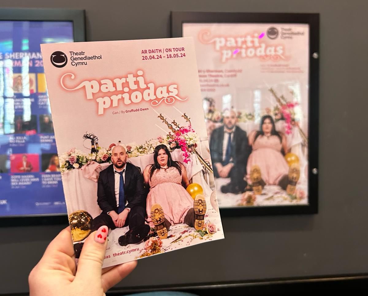 Theatr Cymru (@theatrcymru) on Twitter photo Wel helo mini <a href="/maredllywelyn/">Mared Llywelyn</a> + @markhenrydavies 👰🤵
Mae gweld y ddau yma efo’i gilydd eto yn golygu un peth…mae Parti Priodas yn ôl💖
First day feels🥹
These two reuniting means one thing: it’s almost time for #PartiPriodas 2.0💅
Ffwrdd â ni! Wel helo mini <a href="/maredllywelyn/">Mared Llywelyn</a> + @markhenrydavies 👰🤵
Mae gweld y ddau yma efo’i gilydd eto yn golygu un peth…mae Parti Priodas yn ôl💖
First day feels🥹
These two reuniting means one thing: it’s almost time for #PartiPriodas 2.0💅
Ffwrdd â ni!