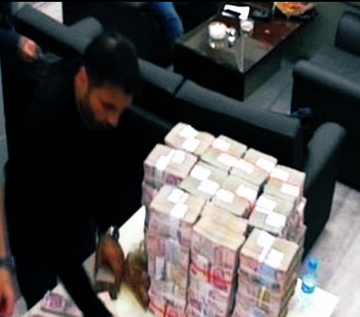 Beşiktaş yangını ve balya balya paralar!

Normalde her ikisi de aylarca gündemde tutulurdu,
ama işin ucu iktidara değilde muhalefete dokunduğu için ısrarla görmezden gelindi!

Kimler tarafından?

Bize ahlak dersi vermeye kalkan orospu çocukları tarafından!