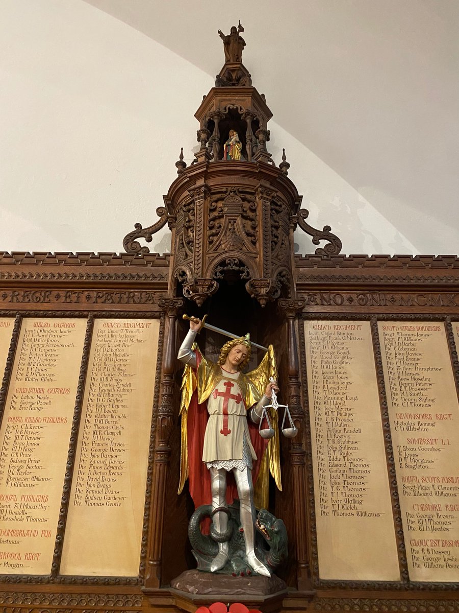 One of our #conservation officers visited the #warmemorial at @St_Elvans, #Aberdare. Unveiled 4th August 21921. Gifted by Mrs Tremellen, it bears 222 names who died in #WWI with two additional side panels added to remember those from #WWII. warmemorialsonline.org.uk/memorial/15607… #heritage