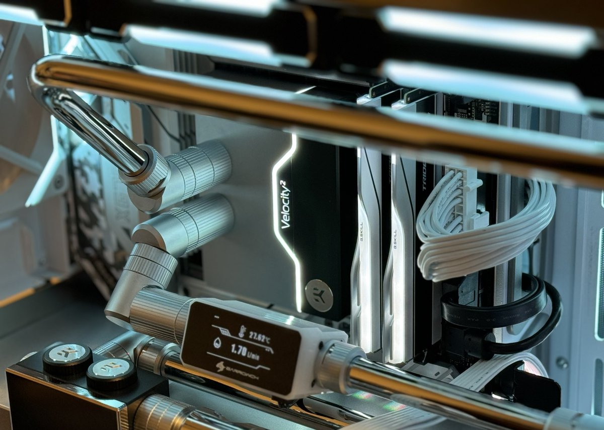 fukuyoshi33's tweet photo. CPU:AMD 7950X3D
GPU:NVIDIA RTX4090
M/B:ASRock X670E SteelLegend
CASE:LIANLI O11DEVO https://t.co/e3G5AJR56u