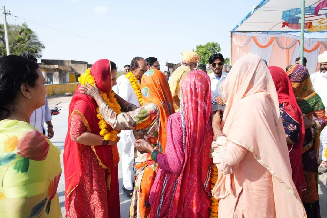 BjpMahimakumari's tweet photo. "जीतेगी जनता, फिर खिलेगा कमल।"

आज संसदीय क्षेत्र की ब्यावर विधानसभा के गांव नरबद खेड़ा, गोहाना, नूंद्री मालदेव, अतीतमंड, बलाड़, देलवाड़ा और सुहावा में स्थानीय विधायक श्री @MlaShankar जी रावत के साथ 
1/3 https://t.co/M0FT2SyirL
