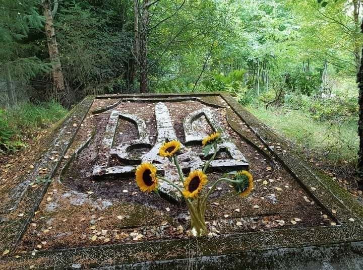 У високогір'ї Шотландії ніяк не сподіваєшся побачити двометровий український Тризуб!
Тим не менш, це правда. Його створили колишні військовополонені у 1949р. А віднайшли у 2019р і відновили силами Богдана і Наталії Настюк.
📸Консульство України в Единбурзі
t.me/Supernov2022