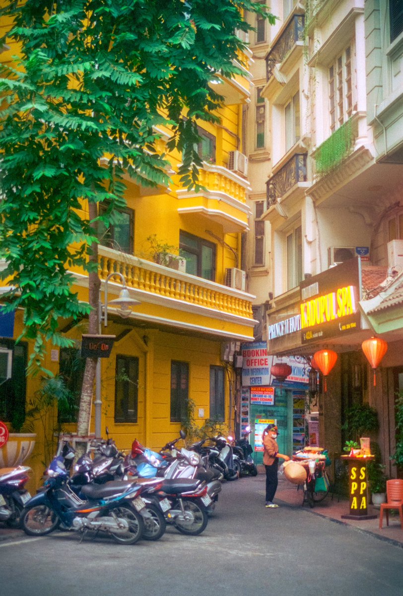 maximevisticot's tweet photo. Un jour de pluie à Hanoï (Vietnam) sur film argentique ✨ https://t.co/IkzJ6KRVuZ
