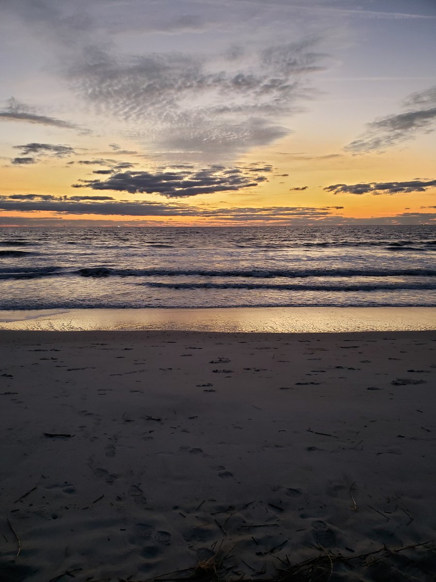 DPJohnson79's tweet image. Sunrise walk along the ocean, can't think of a better way to ring in our 19th anniversary.