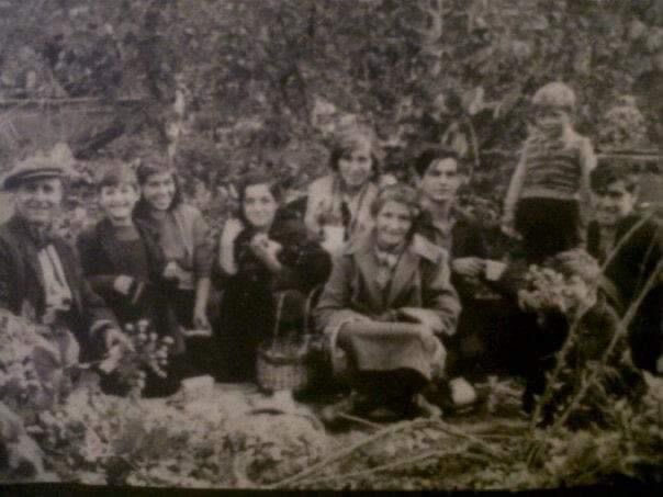 My Dad and my Grandad on the right of this picture with the rest of the Boswell’s living our traditional nomadic way of life, I believe this picture was taken somewhere in England ☸️💙❤️💚☸️