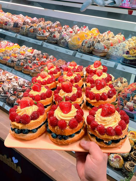 MunkkisFI's tweet photo. This one-of-a-kind Tropical CRONUTSI takes you straight to tropical landscapes through its premium combination, where juicy mango, fresh pineapple passion fruit and aromatic blueberries fuse together to create a perfect taste experience. https://t.co/arpkUKy382