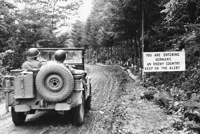 As we roll through this fine Monday, it's always good to stay alert! #vintage #mondaymotivation #legends #history ..................... Happy Monday! #monday ........................ 📸 Associated Press #jeeplife #jeep #legendary1941