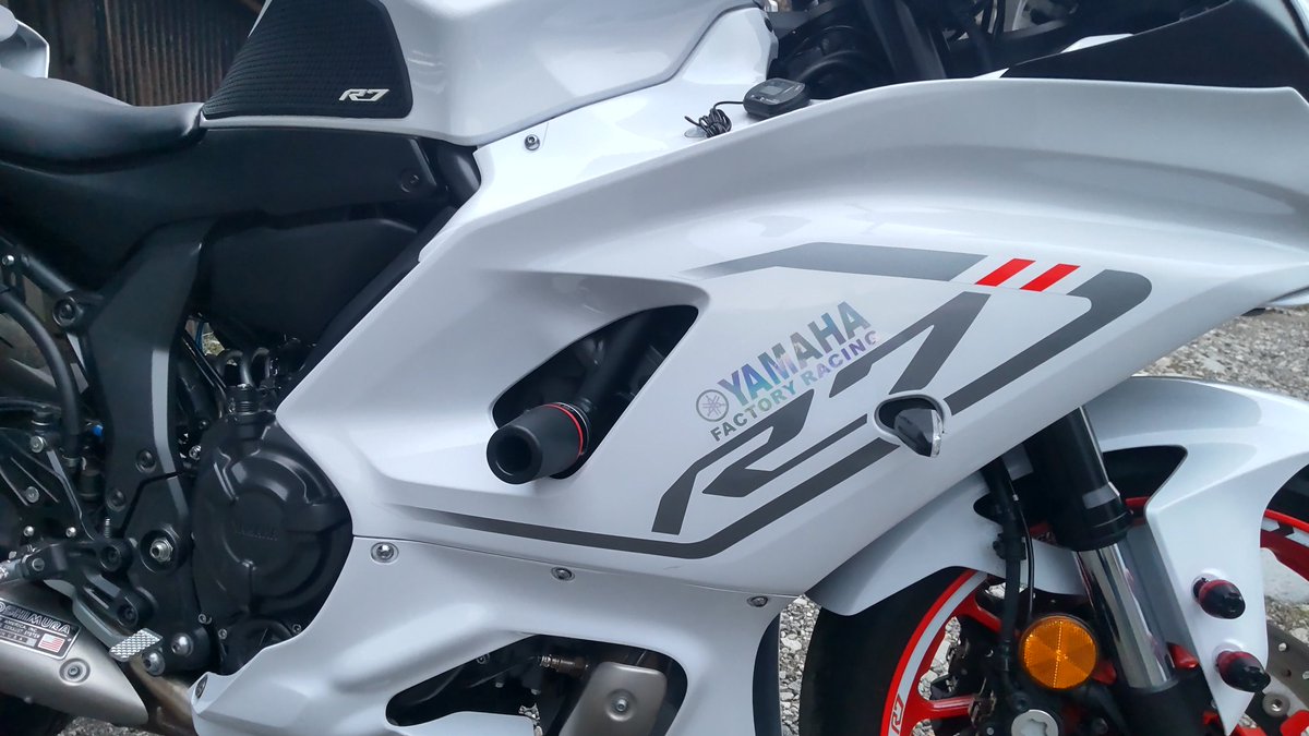 ■YZF-R7キラキラステッカー貼ってみたョ　
ちょっと新鮮な気分になった

＃YZFR7  ＃YAMAHA