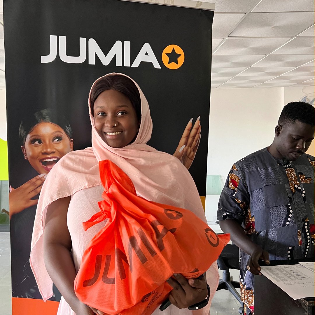 Pour célébrer la joie et la solidarité durant ce mois sacré du #Ramadan📷, #Jumia a distribué 260 sacs contenant des provisions essentielles à ses employés, partenaires et aux personnes dans le besoin. #playfortheteam
@Jumia_Group
