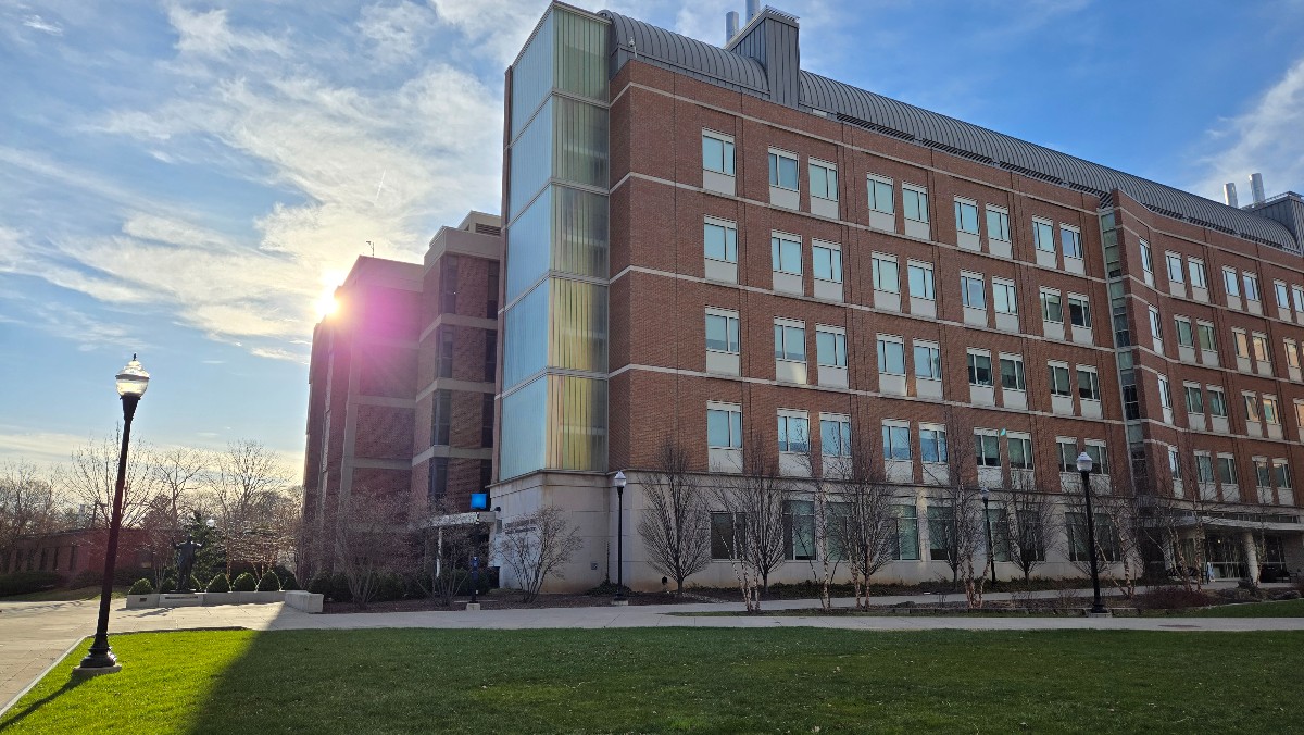 Not in the path of today's solar eclipse? You can watch it live online through the eyes of the telescope atop the University's Wilmot Hall! #ROCSolarEclipse #TotalEclipse #SolarEclipse #Eclipse #URochesterResearch 🐝 rochester.edu/eclipse/