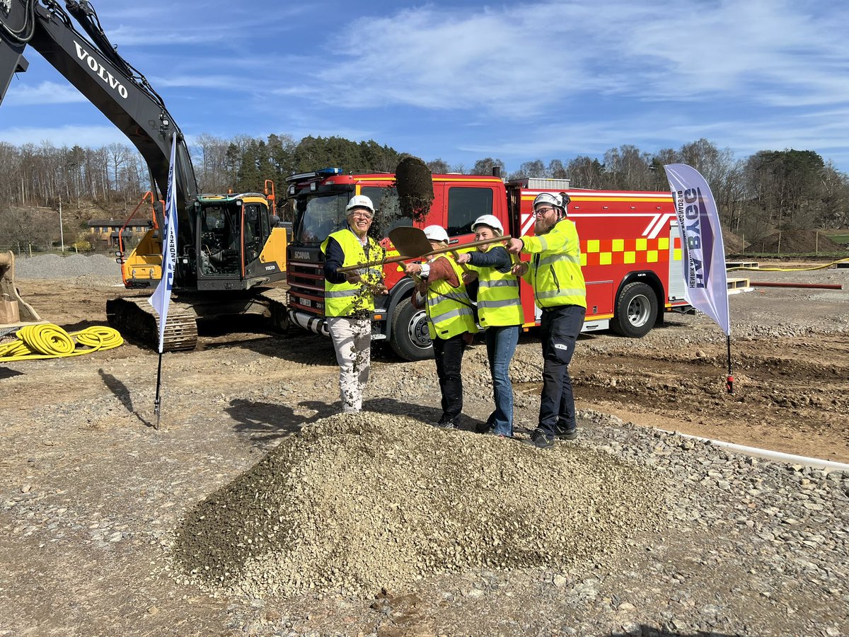 r_vast's tweet photo. Vi skiner ikapp med solen! 🌞 Så glada över att idag ha tagit det första spadtaget av den nya räddningsstationen i Skällinge och ser verkligen fram emot våren 2025 när stationen ska stå färdig. 🚒 https://t.co/yI9Rzg2Gyo