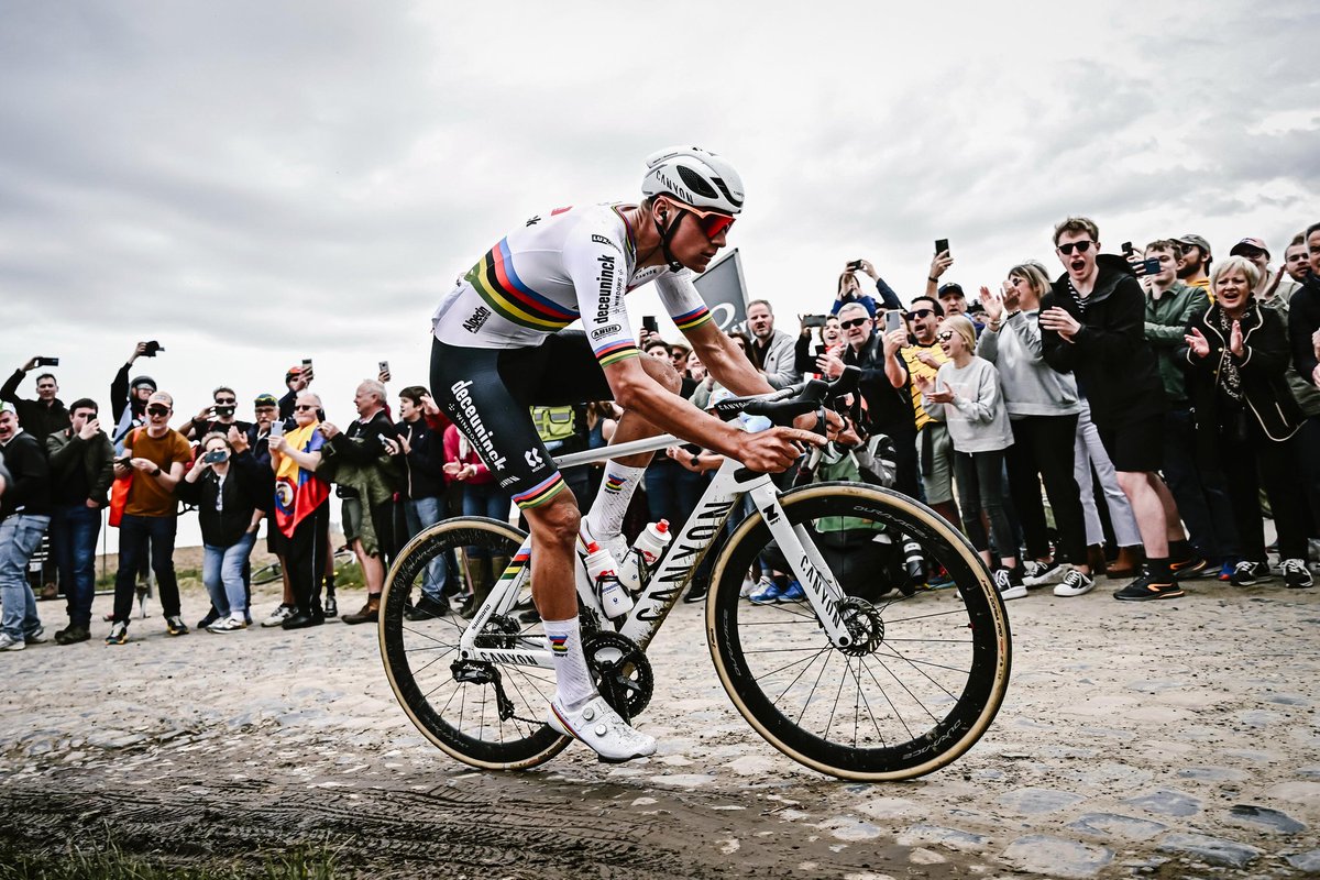 Mathieu Van der Poel 2️⃣0️⃣2️⃣4️⃣ 🏆 🇫🇷 Paris-Roubaix 🏆 🇧🇪 Tour de Flandes 🥈 🇧🇪 Gante-Wevelgem 🏆 🇧🇪 E3 Saxo Classic 🇮🇹 MSR - Se la deja en bandeja a Philipsen Ganar Flandes y Roubaix con el maillot de campeón del mundo 🌈 Sin duda, está en su prime 🪨