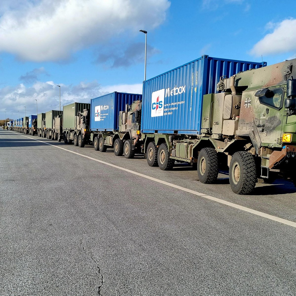 Was verlegt wurde, muss auch rückverlegt werden. Für die #NATO Übung #nordicresponse24 haben Logistiker der #Bundeswehr Waffen & Material knapp 6000 km weit transportiert. Es ging per🚚 von Deutschland 🇩🇪, durch Dänemark 🇩🇰 & Schweden 🇸🇪 bis nach Norwegen 🇳🇴 & zurück. #QUAD24.