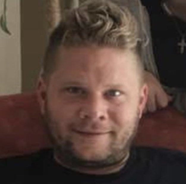 davenewworld_2's tweet image. A tourist from Ohio was found in a Colombian hotel with minors as young as 12 and 13.

He left the country and is back in the US.

Timothy Alan Livingston. 36 years old. Ohio.