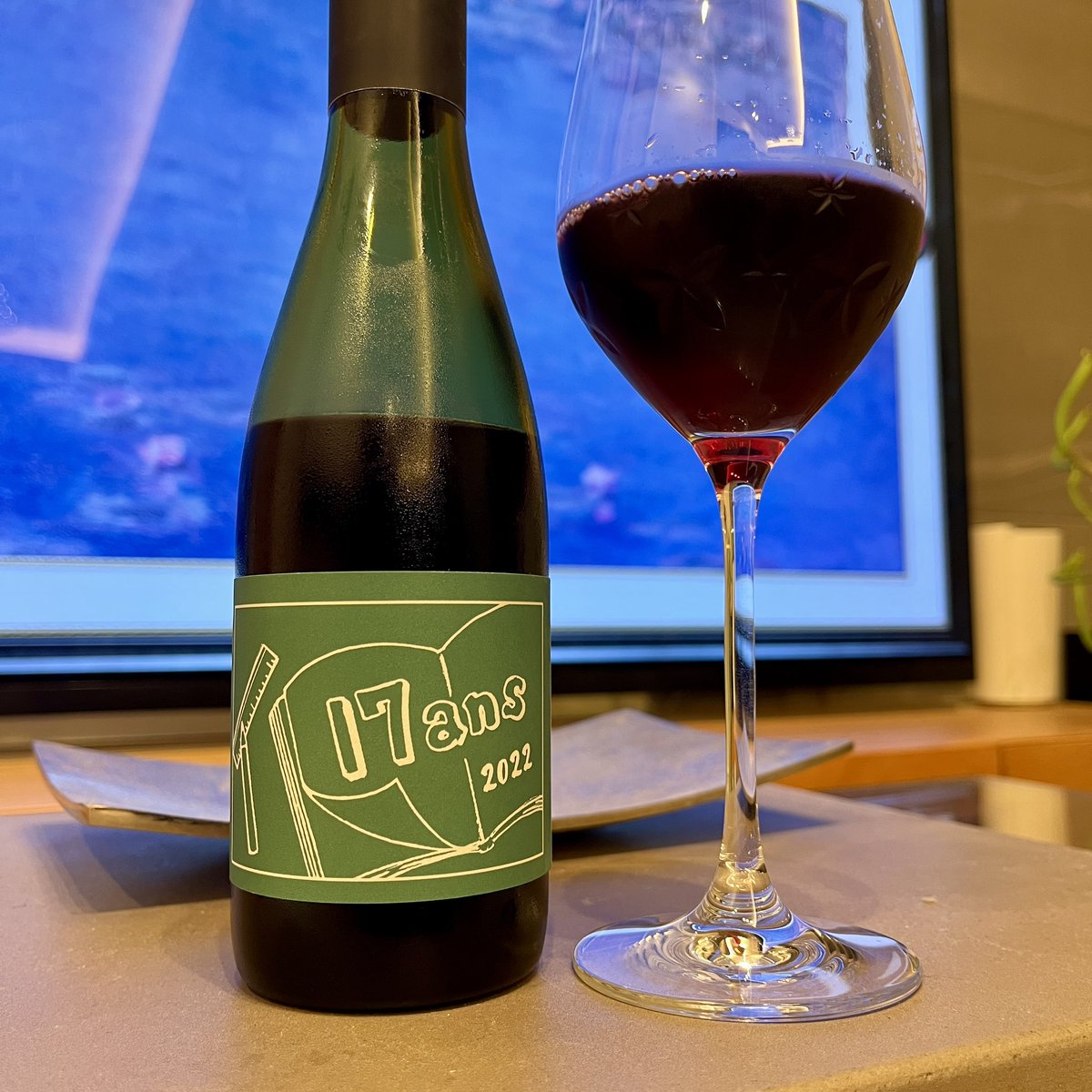 農林ワイン　ディセタン

マルスランと言う葡萄品種🍇
カベルネ・ソーヴィニヨンとグルナッシュの交配🌱
農林高校では、基本を忠実にした醸造方法🍷

とても濃い色でガーネットのよう✨
味はあっさりで、すーっと喉を通る。
渋みが強くしっかりした飲みごたえ。
カマンベールチーズが合うね👍