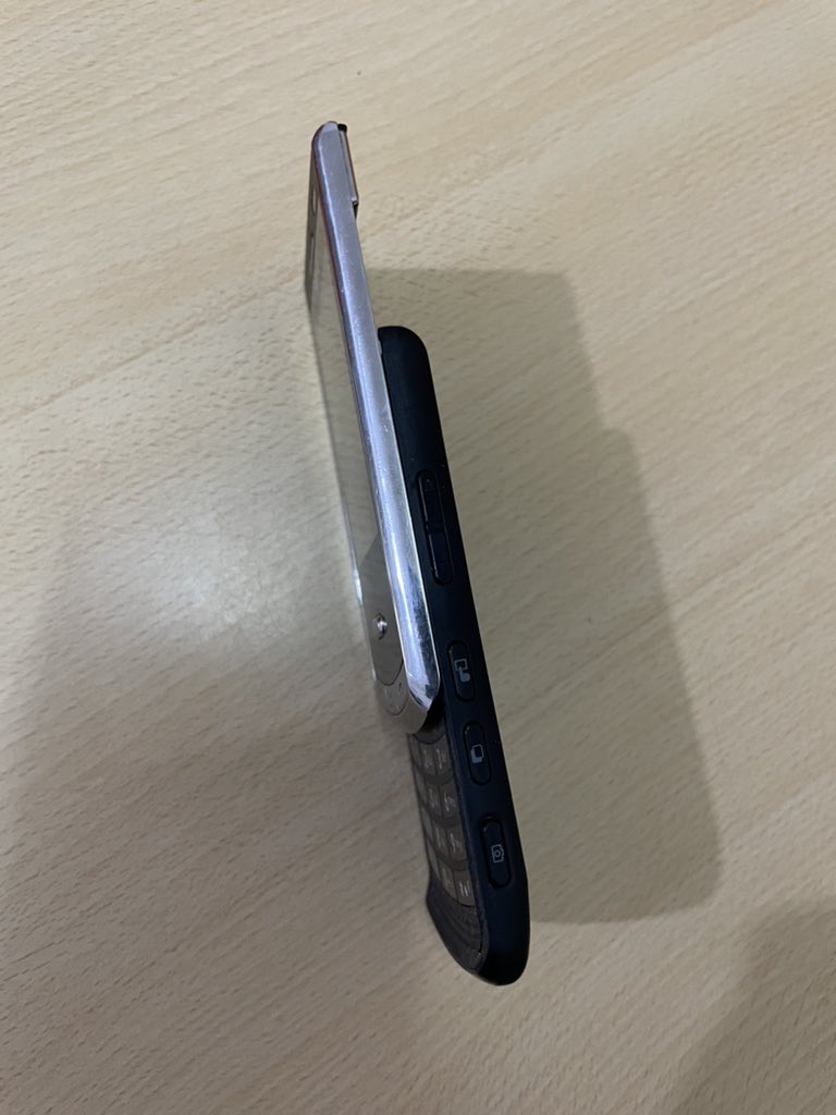 L3e__s's tweet photo. Y’all see what I collected over the weekend.. A very rare one | Lg Secret KF750 🤩
#Lg
#stylethatlasts
#Lifesgood https://t.co/ccgOpG22ZW