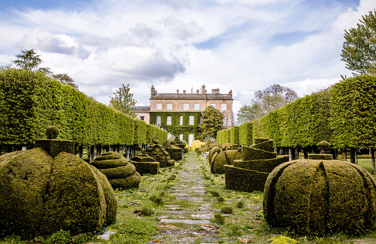 🌷The Garden Tour season has begun!🌼 Highgrove Gardens looks forward to welcoming guests again and offering experiences such as the Champagne Tea Tour, Private Tour, and exclusive Herb Garden Tour. Still not booked your tickets? Book now: bit.ly/48wcSnQ