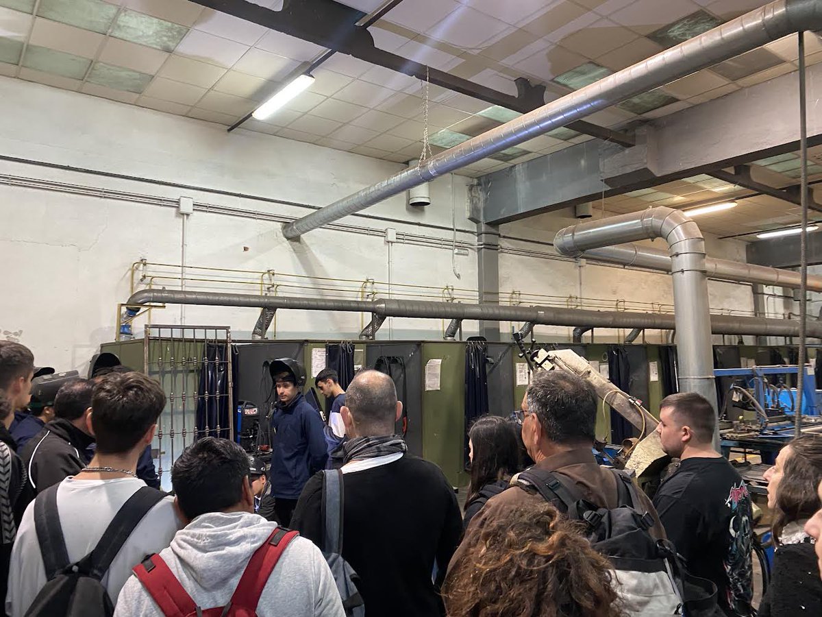 Hoy, el alumnado de 4ESPA y Prometeo II ha visitado el IES San José. Ricardo, su director, nos ha enseñado las instalaciones de todos los ciclos de FP de Grado Medio que se imparten allí. 

¡Gracias al IES San José por su acogida!