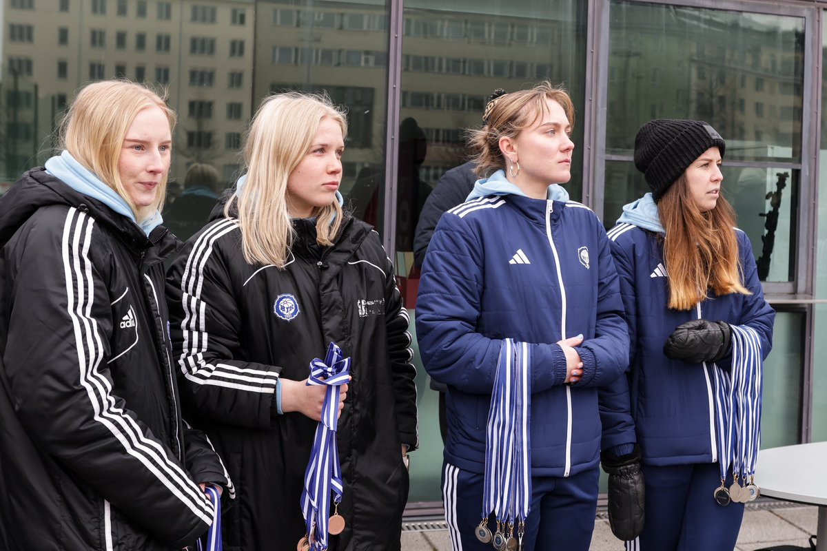 Viime viikonloppuna pelattiin unohtumaton Play Like a Girl-turnaus! 🔥 Klubin edustusjoukkueen pelaajat saivat kunniatehtävän palkita turnauksen pelaajat sunnuntaina pelattujen finaalien jälkeen. 🏅 📸 Kuvat: @milonnq #HJK @HJK_ry