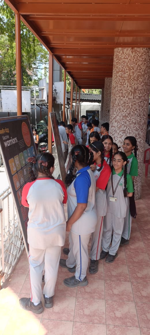 Students and Chairman of K. C. Gandhi School, Kalyan at the Mobile Exhibition “Vaccines Injecting Hope” by Nehru Science Centre Mumbai on 22.03.2024 #VaccinesInjectingHope #nscmgoi #sciencemuseumlondon #WellcomeTrust #britishcouncilindia #icmrorgination