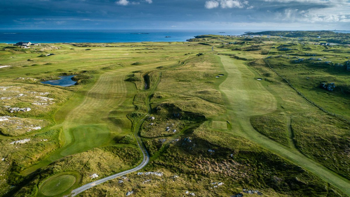 🌼⛳️ April is the perfect time to visit Connemara Golf Club and experience breathtaking views of the Atlantic Ocean while honing your skills on our pristine course. 🏌️‍♂️🏌️‍♀️ #golfingparadise #ConnemaraGolfClub #AprilinIreland