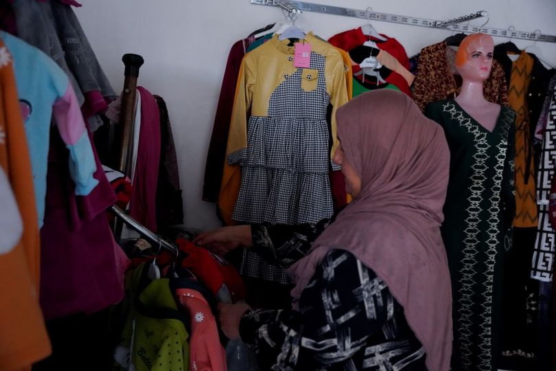 Mrs. Shahrazade’s project, the breadwinner for her 6 daughters, went well. She invested the salary of her missing husband to open a clothing store, in order to provide a living for herself and her daughters who lost their father in 2016. 📷Enas Al-Hassan