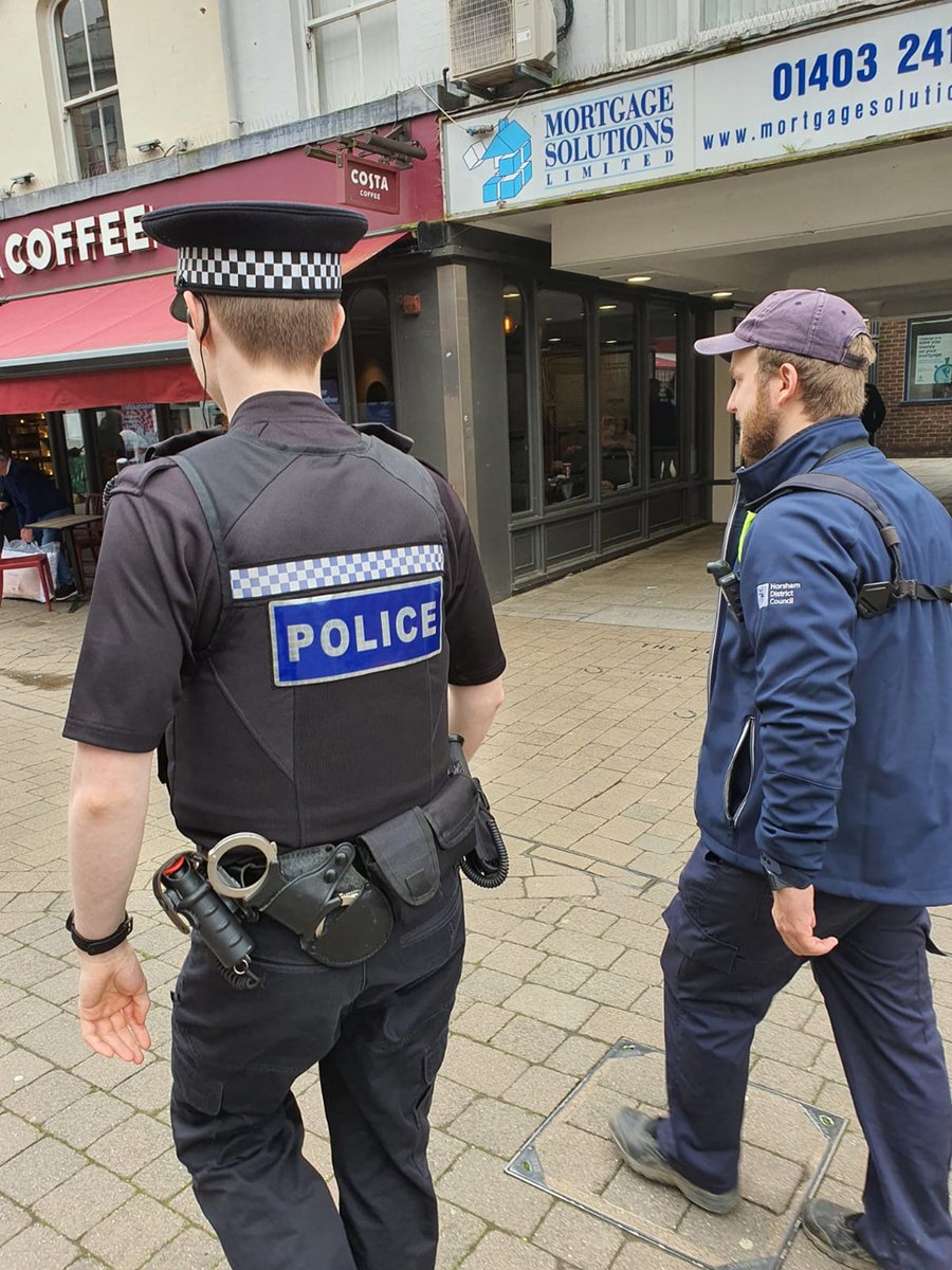 Police Officers have been out in #Horsham over the weekend, working alongside Horsham District Council designated Neighbourhood Wardens to help reduce anti-social behaviour in Horsham Town Centre. EB456