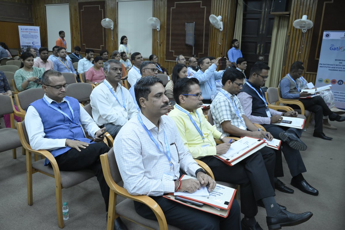 Sh. E Srinivas, Joint Secretary @DPIITGoI, underscores the importance of integrating regular courses on #logistics & infra. development into #training curriculums. This move will systematically embed knowledge about #PMGatiShakti in #CTIs and State #ATIs programs. @RailMinIndia