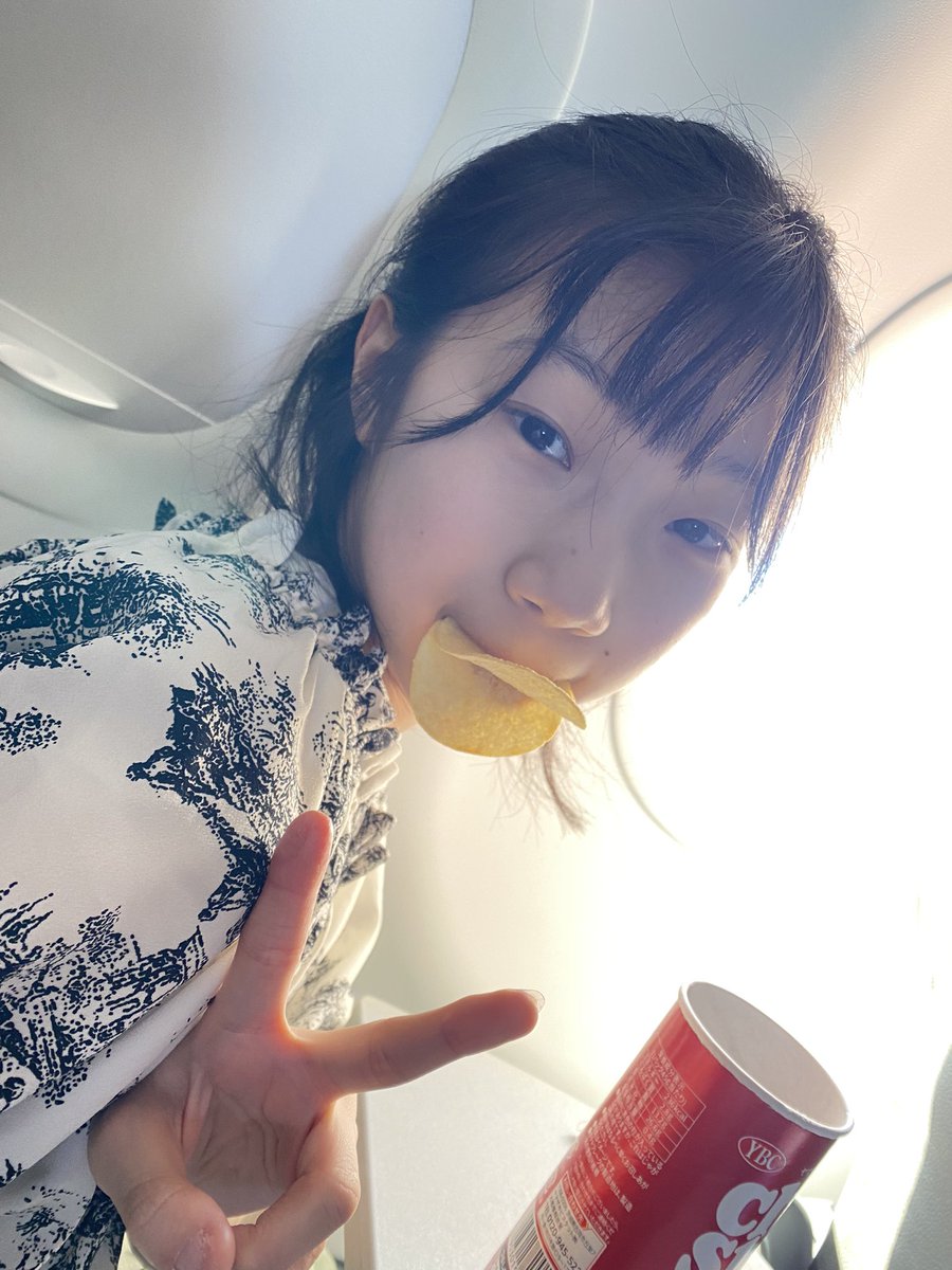 これ飛行機で おやつ食べてるみおです 春休み楽しかった！！ まだ沖縄のお写真も残ってるのに 春休み終わっちゃう！！ 中学生も頑張るぞ！！ 何年か前に おんなじことしてるみおがいるかも笑笑💗 探してみてね！ #沖縄 #春休み #jc #中学1年生 #ドキドキ #お写真 #探して