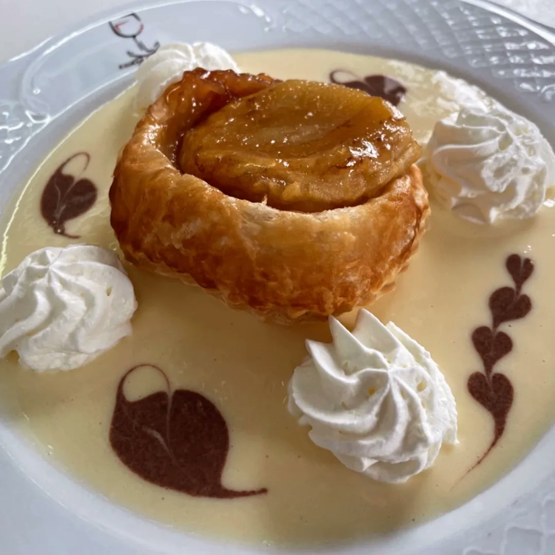 EHC_SAE's tweet photo. 😋 En cocina empezamos con los postres. Un poco de dulce para finalizar la comida... 🍰🧁

#profiteroles #tatindemanzana #flandehuevo #manzanaasada #cremacatalana #postres #dulces #cocina #delicioso #fpe #FPEmpleo #edhcadiz https://t.co/DXLeHvGPJJ