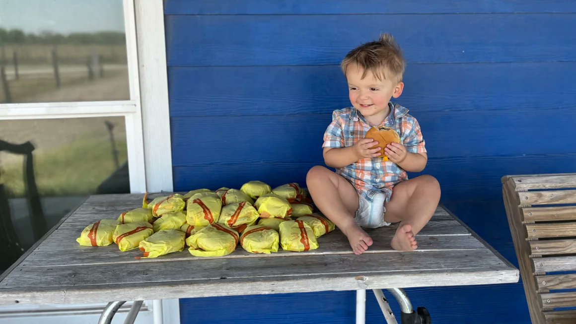 Warning: Funny things can happen if you give a toddler your phone! This little 2-year-old joker ordered 31 cheeseburgers from @McDonalds via @DoorDash ! Of note, he was nice enough to leave a 25% tip. Toddler generosity is unmatched. A fun story for Monday morning in case you…