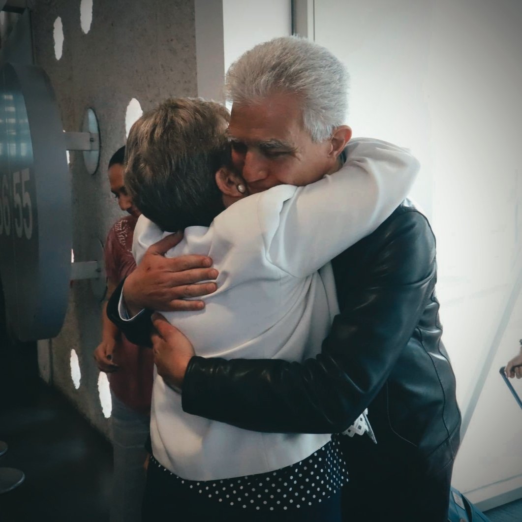 🫂 El abrazo entre el embajador Roberto Canseco y la canciller mexicana @aliciabarcena a la llegada a su patria 🇲🇽 el hombre que enfrentó a los invasores y represores de Noboa, ante el ultraje cometido a todo un país y a todo un continente. RESPETO Y ORGULLO 👏🙌🏽