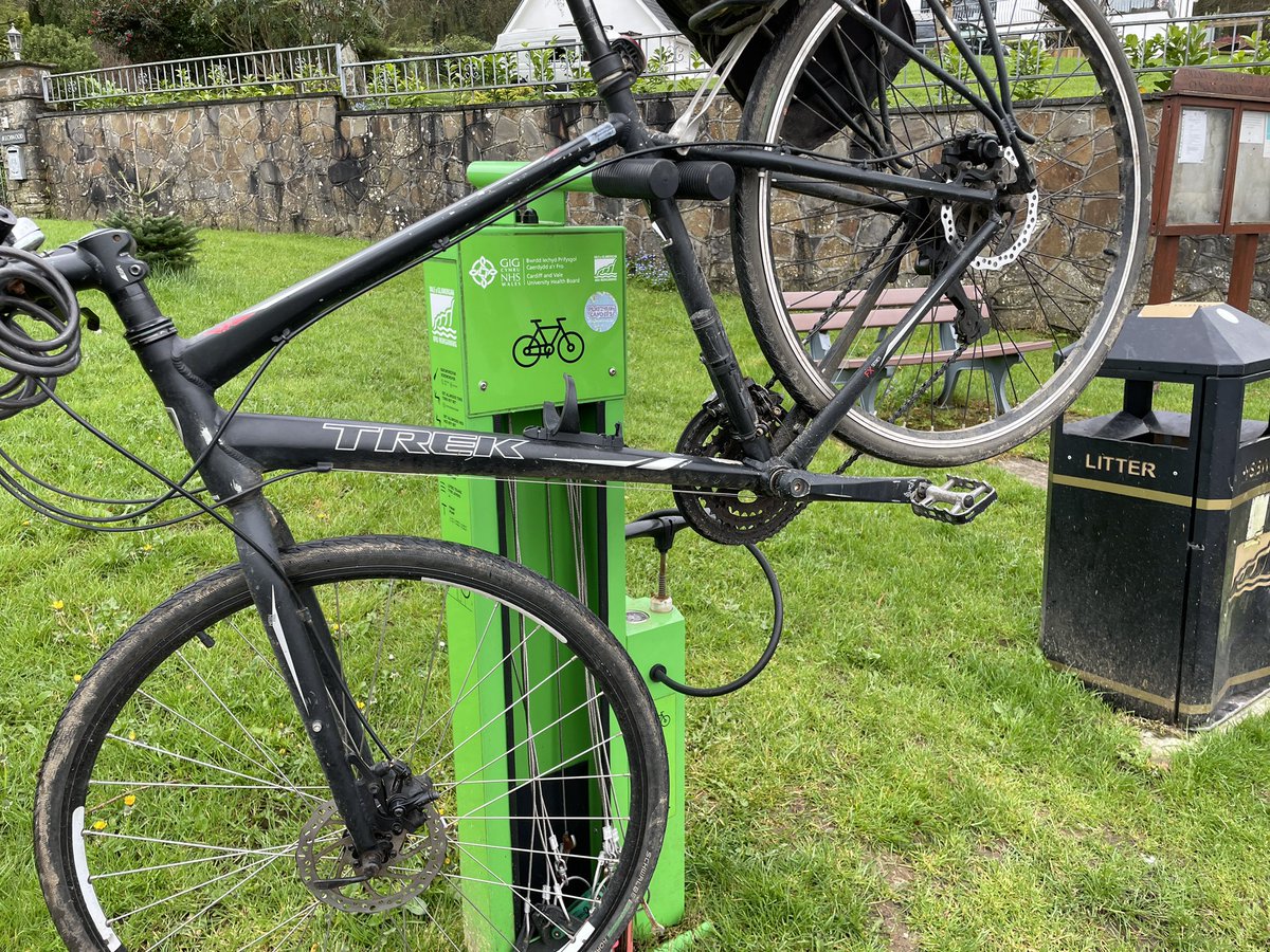 I had no idea how fantastically these were designed until I used one today.  Not just a pump but also stand and complete set of tools and tyre levers.  Really boosts my eagerness to stay on two wheels. Thank you <a href="/VOGCouncil/">Vale Council 🏴󠁧󠁢󠁷󠁬󠁳󠁿🇺🇦</a> <a href="/lisburnett/">Lis Burnett🏴󠁧󠁢󠁷󠁬󠁳󠁿🇺🇦🏳️‍⚧️🏳️‍🌈</a> <a href="/SustransCymru/">Sustrans Cymru</a> <a href="/BikeWalkScoot/">Hamish Belding</a>