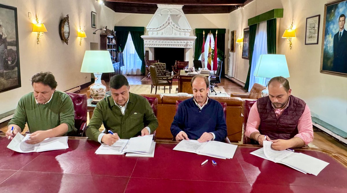 Formalizado el convenio con las OPAs de #Ávila para realizar la recogida selectiva de plásticos de uso agroganadero. 
Nueva medida de apoyo al sector primario y de gestión de residuos. Protegemos el medio ambiente y cuidamos de un sector económico fundamental. #HaciendoProvincia