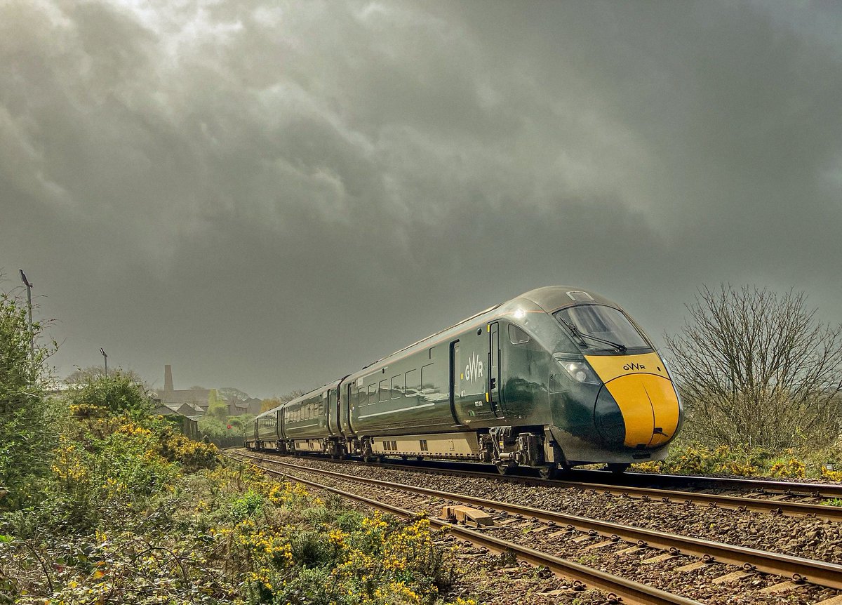 Right place, right time.... 802005 may not be the most exotic traction, but it was caught in rather super light by I phone whilst I waited for a line blockage last week near Redruth. Taken in a position of safety. @GWRHelp @networkrailwest @Modern_Railways