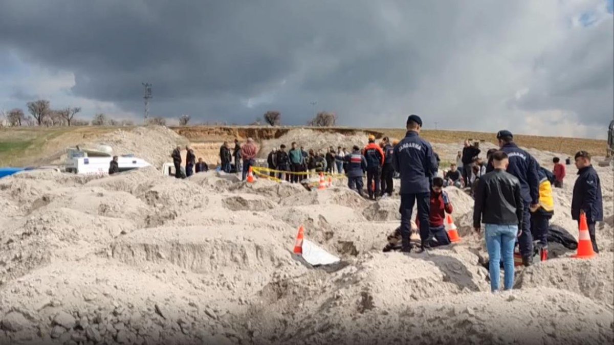 Niğde toprak altındaki patates deposunda göçük meydana geldi. 2 kişi öldü, 4 kişi yaralandı.