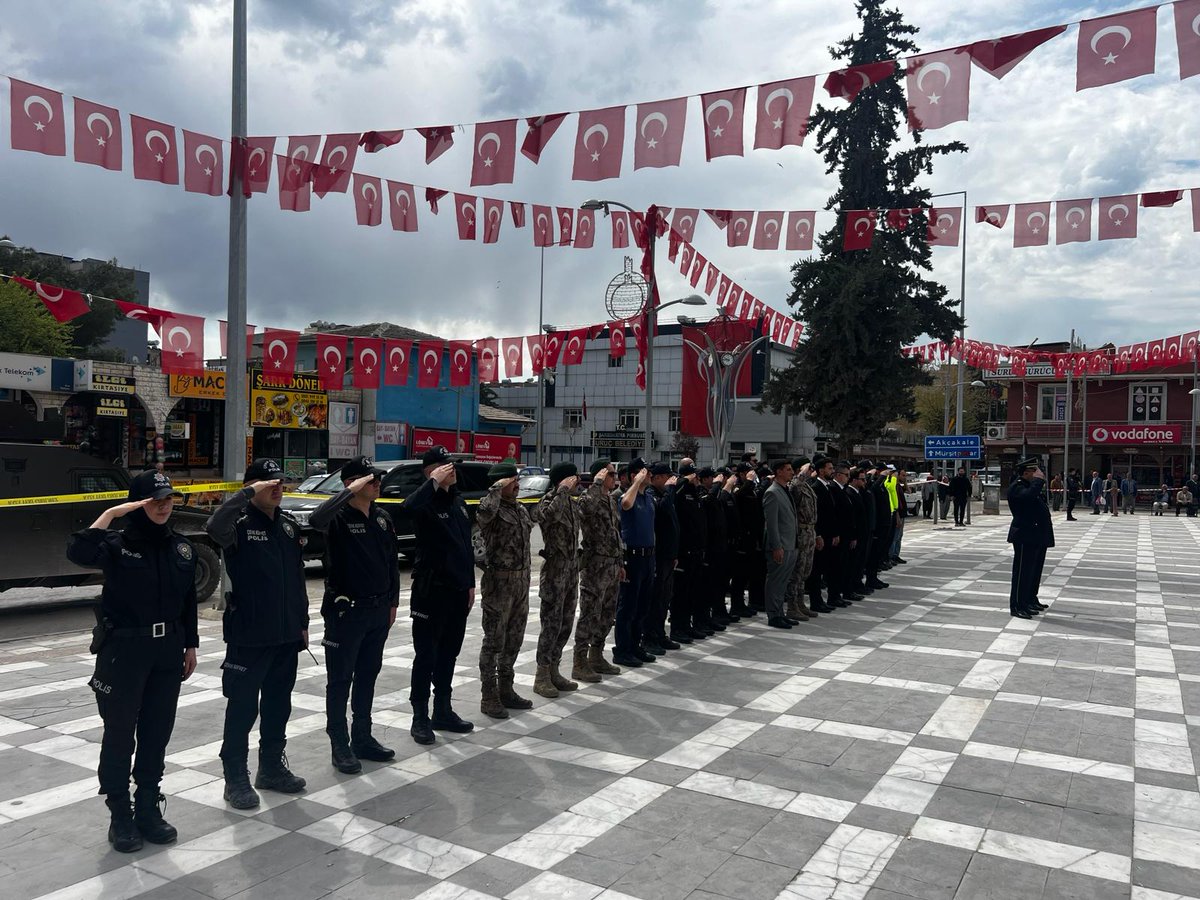 📍Suruç İlçe Emniyet Müdürümüz Gökhan Balaban ve İlçe Jandarma Komutanımızın katılımlarıyla teşkilat mensuplarımız ve kıymetli vatandaşlarımız eşliğinde Türk Polis Teşkilatının 179. Yıl Dönümü Suruç Cumhuriyet Meydanında büyük bir coşkuyla kutlandı. #Suruçemniyeti…