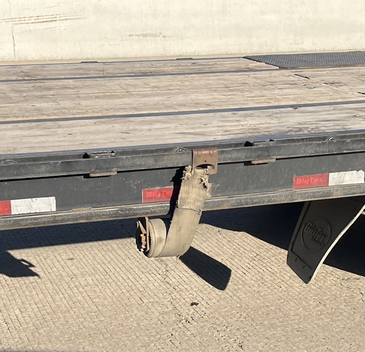 Not in use, however if it was, would not trust it & it could potentially be #OOS depending on how it was used.  

Someone please put this J Hook out of service and allow it to retire.

#JHookMercy #StrapRetirement #LoadSecurement #UnsecuredLoad #FrayedStrap #OutOfService #NotSafe