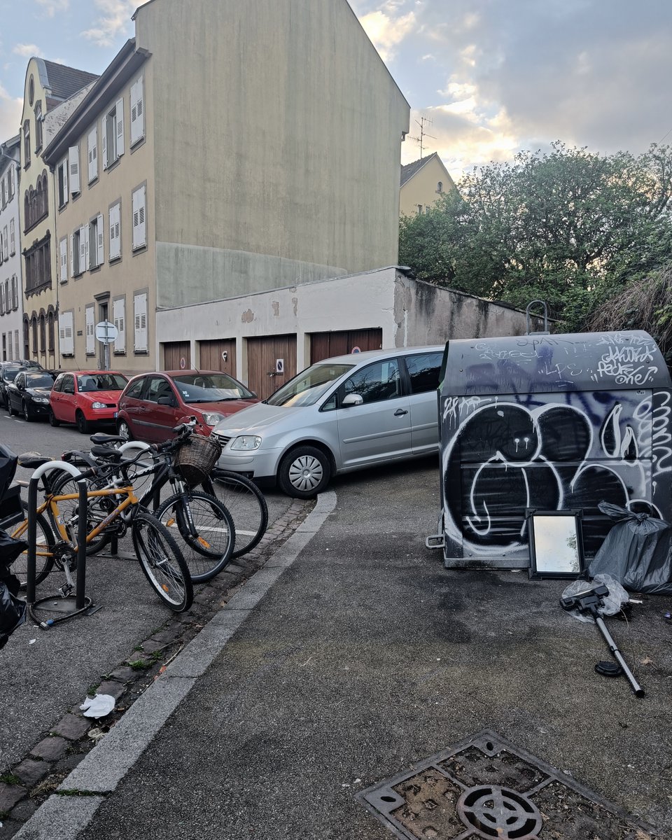 «Ensemble, partageons l’espace public à mon profit»

📍 Rue du Kronthal

R417-11 Stationnement très gênant, amende de 4ème classe, 135€
(pour les deux autres véhicules aussi)

#GCUM #Cronenbourg #Strasbourg #ImpunitéAutomobile