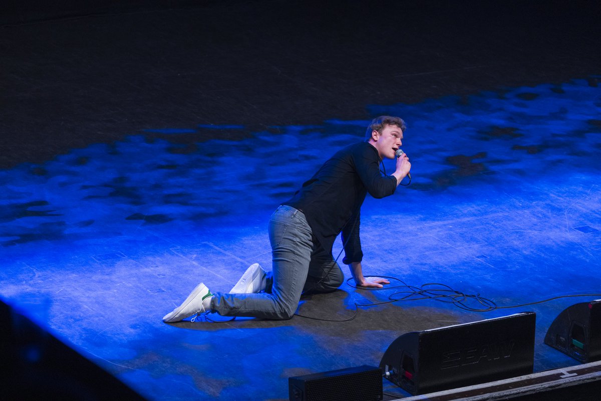 Final tour date is in NEWCASTLE - 29th APRIL. Many tickets left. Please do come. Would be great to go out on a high. thestand.co.uk/performance/17… (I’ll be in this position at one point during the show).