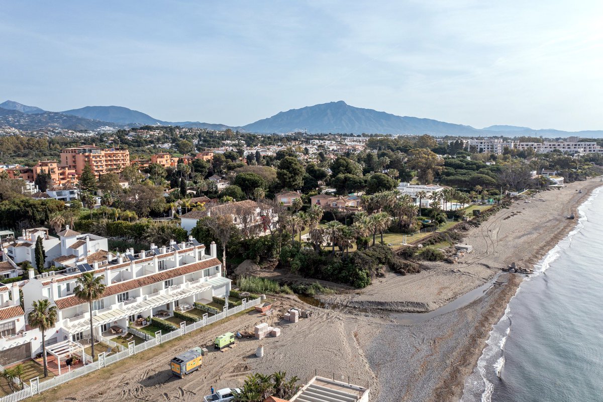 El Ayuntamiento ha comenzado las obras de un nuevo tramo de corredor litoral en la zona del Saladillo, donde se incluirá el último de los 17 puentes previstos en el proyecto. ayuntamiento.estepona.es/noticia/17955-… #Estepona #corredorlitoral #playa #proyecto #obra