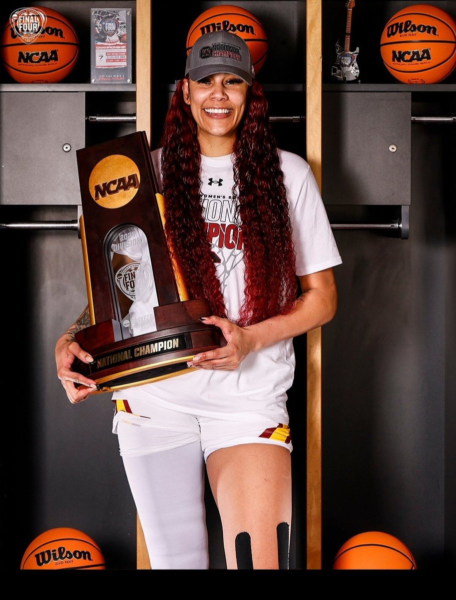 clavedosul's tweet photo. A brasileira Kamilla Cardoso com o 2.º troféu de campeã de basquete universitário feminino dos EUA. 
https://t.co/zs6fXf5WI9 https://t.co/OXLFeiCjY9