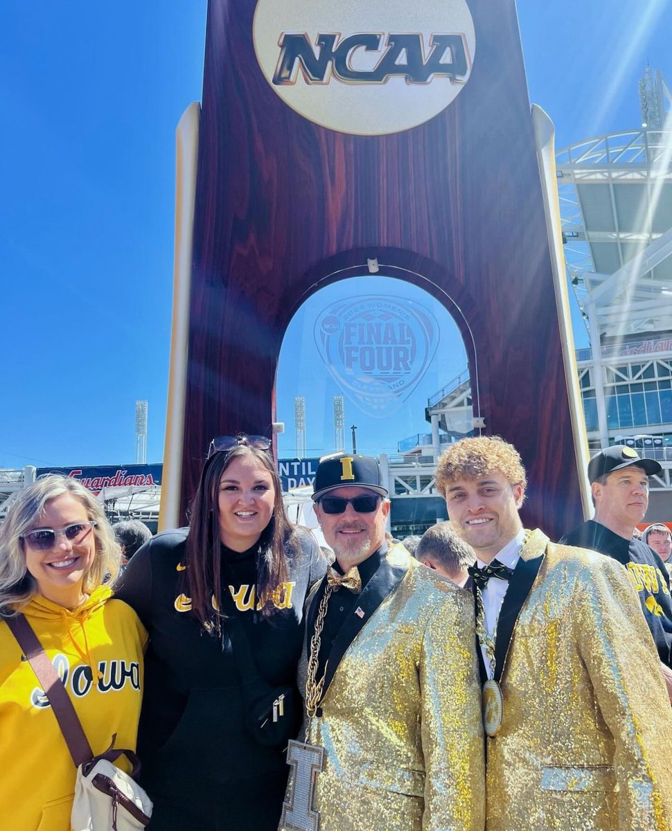 Kalie623's tweet photo. everyone watches womenโs sports ๐
#MarchMadness #FourItAll #GoHawks https://t.co/n9jVLgM1B7