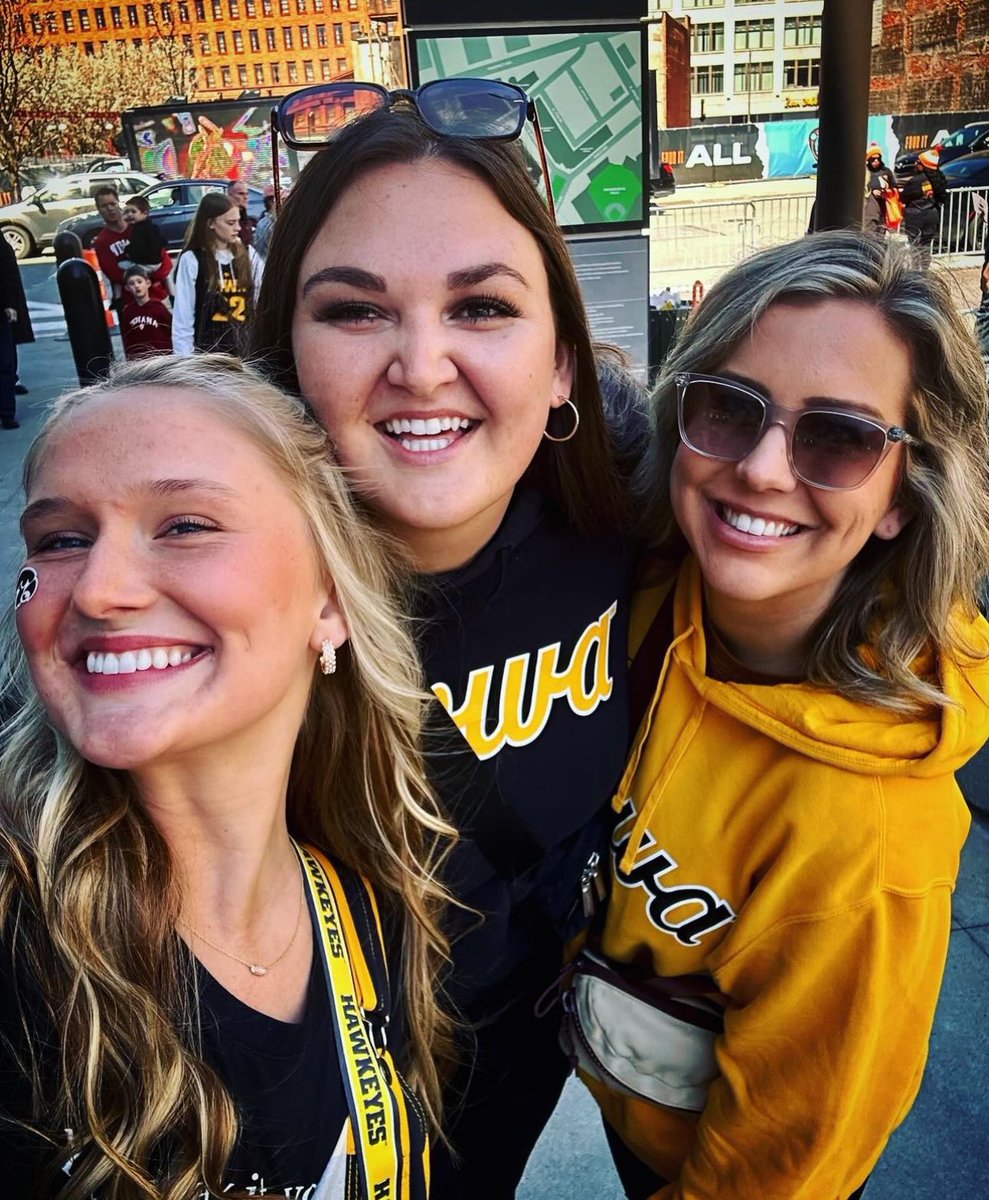 Kalie623's tweet photo. everyone watches womenโs sports ๐
#MarchMadness #FourItAll #GoHawks https://t.co/n9jVLgM1B7