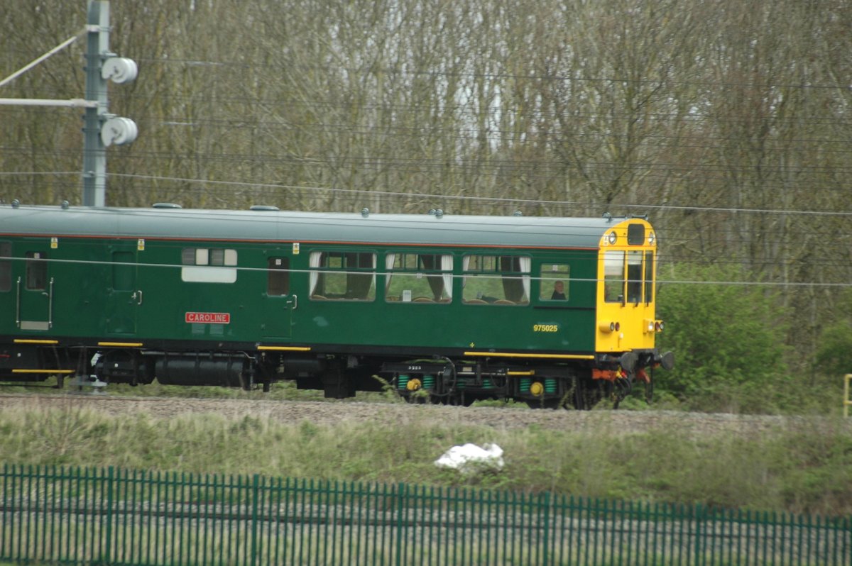 #Tractorwatch at Irchester and Loram Rail 37418 'An Comunn Gaidhealach' with inspection saloon 975025 'Caroline' shoots past working 5Z01 Derby R.T.C. to Cricklewood Tamper Siding #MML @TheGrowlerGroup