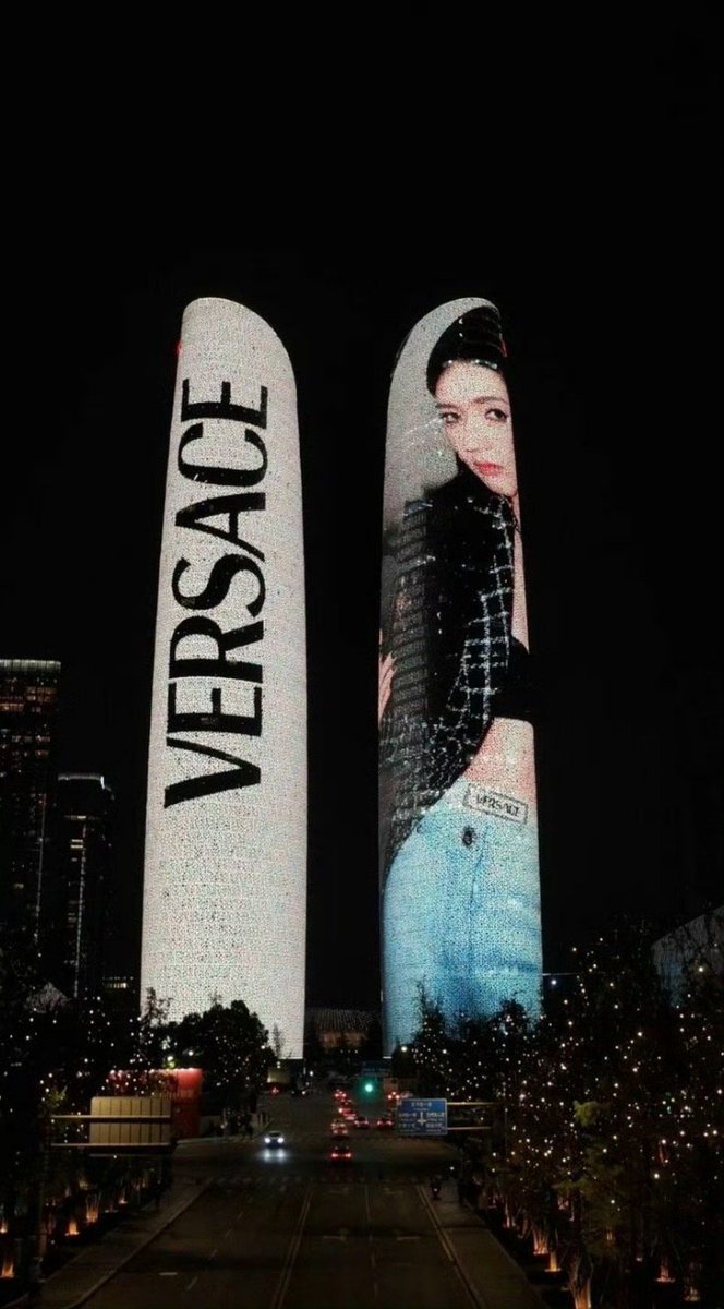 Wowww super Spectacular 🎉

'Zhao Lusi's 220-meter Versace Giant Advertising Shines in Chengdu' is here🔥
Thank you Versace 🙏

Zhao Lusi Versace Global Brand Spokesperson

#ZhaoLusi #RosyZhao
#ZhaoLusixVersace 
#ZhaolusixVersaceIcons 
#ZhaoLusiWeLoveYou 
#zhaolusifans